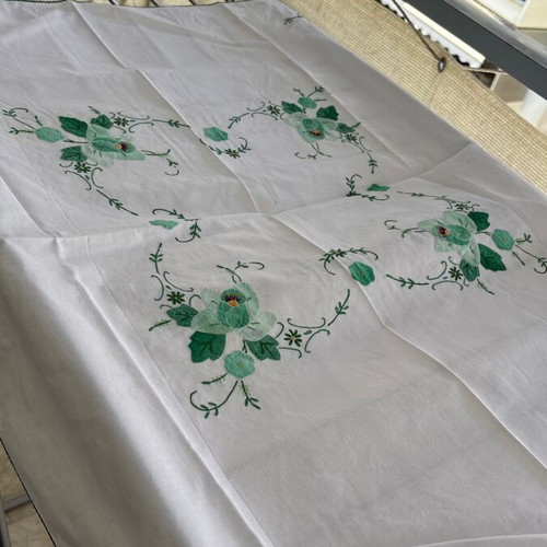 Square tablecloth with machine embroidery new, green design 40x40 cm