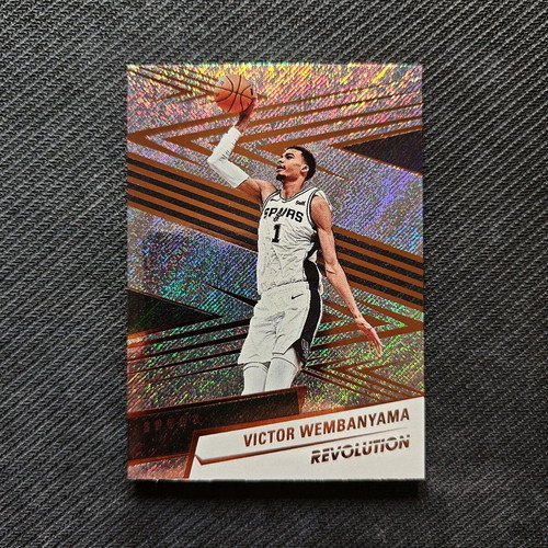 Base card Victor Wembanyama Revolution NBA 24/25 new