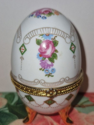 Limoge porcelain decorative egg like new