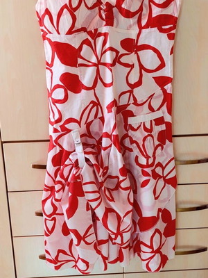 Summer dress with floral pattern and side tie