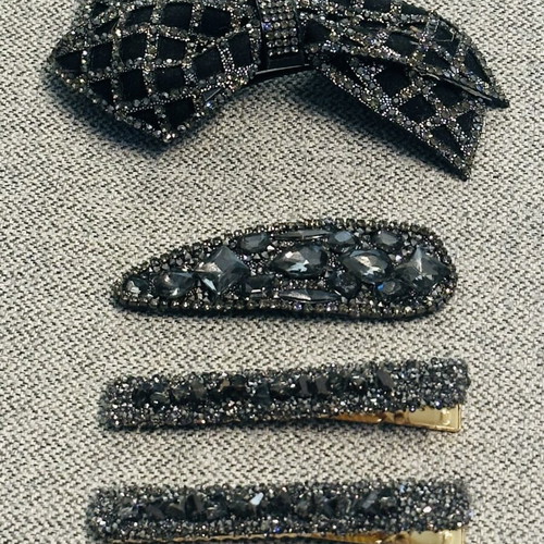 Lynne hair clips like new, black and silver