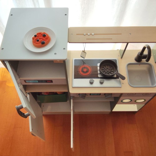 Hape Playfully Delicious Wooden Cook N Serve Kitchen like new with lights and sound