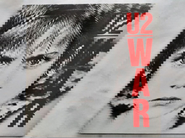 U2 - WAR (1983) VINYL- ΣΠΑΝΙΟ ΣΥΛΛΕΤΙΚΟ ΜΕ ΣΦΑΛΜΑ ΠΑΡΑΓΩΓΗΣ-ΙΔΙΑ ΕΤΙΚΕΤΑ -Β' ΠΛΕΥΡΑ-ΣΕ ΚΑΘΕ ΠΛΕΥΡΑ