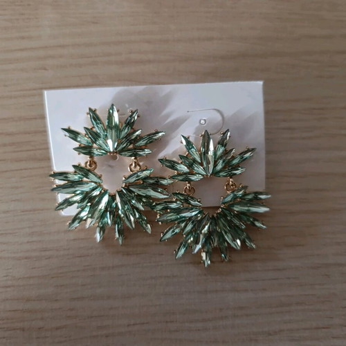 Earrings new with green stones and gold details