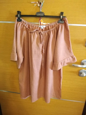 Blouse like new in rotten apple color with 3/4 sleeves and smile detail