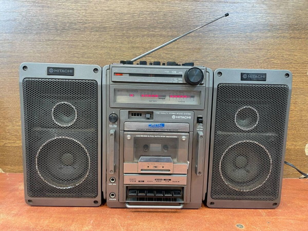 Hitachi Boombox TRK-7011 - Pour Pièces Détachées Ou Réparation - Radio-cassette Vintage