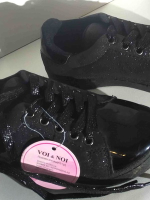 Παιδικά αθλητικά sneakers μαύρα καινούργια, νούμερο 31