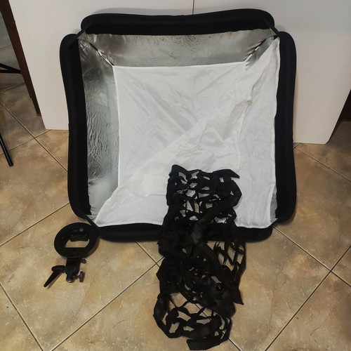 Neewer 80 x 80cm Bowens Mount Softbox with Grid and S-type Flash Bracket like new