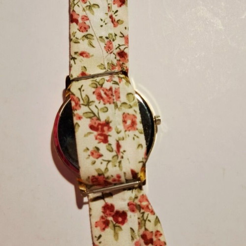 Wristwatch women's new romantic style multicolor and gold