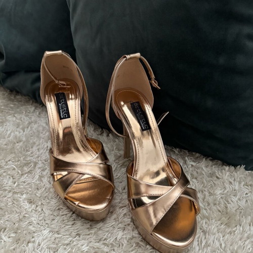 High gold sandals like new, size 40