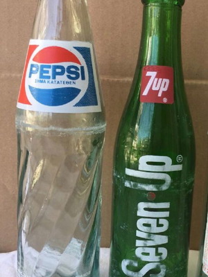 Μπουκάλια αναψυκτικών μεταχειρισμένα Pepsi 1985 και 7UP 1996
