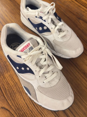 Saucony Men Shadow sneakers used, size 43, white and blue