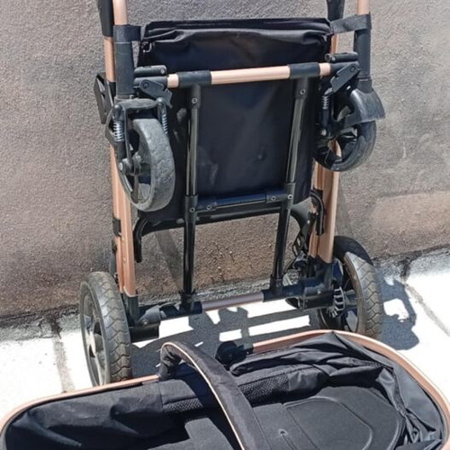 Multifunctional baby stroller like new with adjustable seat and footmuff