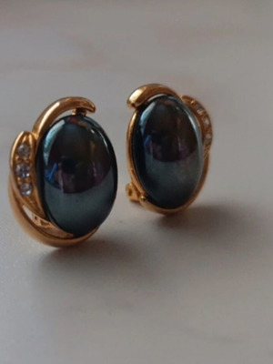 Vintage clip-on earrings with dark stone and gold base like new