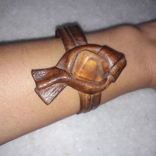 Vintage bracelet like new with leather and agate