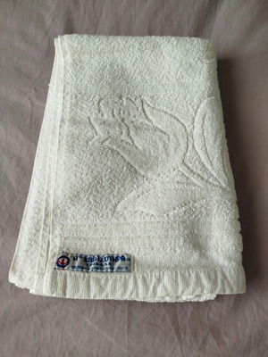 Klotsotiras face towel like new with embossed design