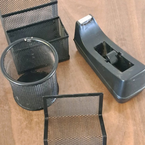 Office set like new with 2 pencil holders, card holder and tape dispenser
