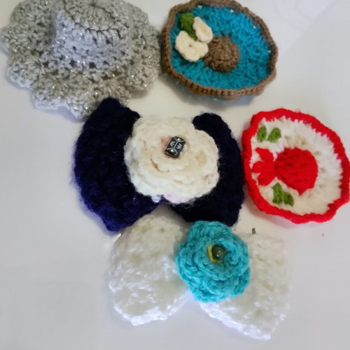 Knitted bows, hats and baskets set, new