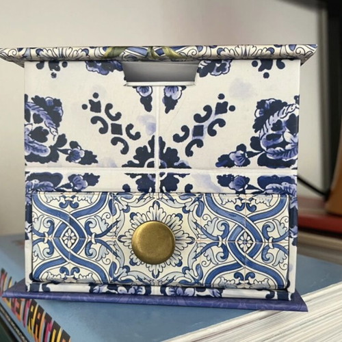 Storage box like new with note papers and storage space