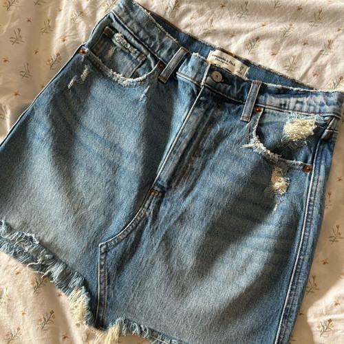Abercrombie & Fitch denim skirt new, size Waist 28 / 6, blue