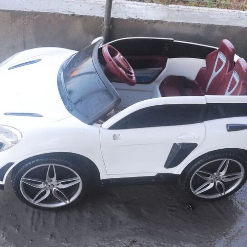 Electric children's car like new with remote control and radio