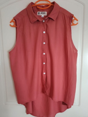 Sleeveless Platinum shirt like new, size S/M, asymmetric hem