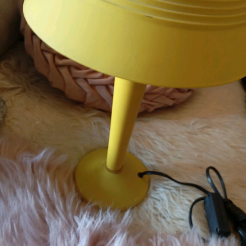 Bronze table lamp like new, yellow, 42 inches tall