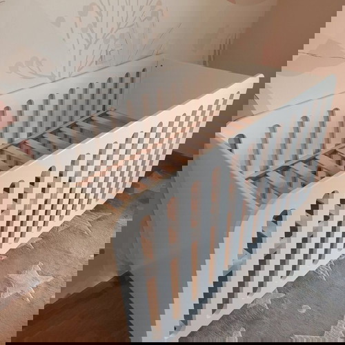 Κούνια-Κρεβάτι Ήρα Oliver σαν καινούργιο με στρώμα 140x70, MDF λάκα σατινέ