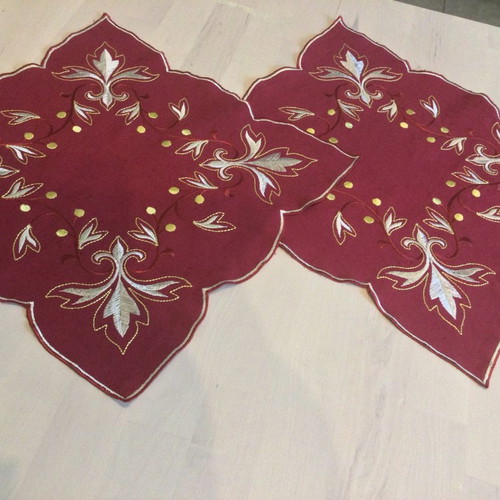 Set of 4 Christmas tablecloths and table runner semeni new