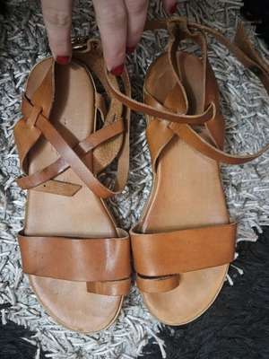 Dim brown leather platform sandals like new, size 39