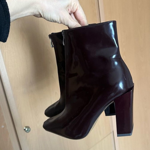 Burgundy ankle boots size 39 like new with impressive heel and zipper
