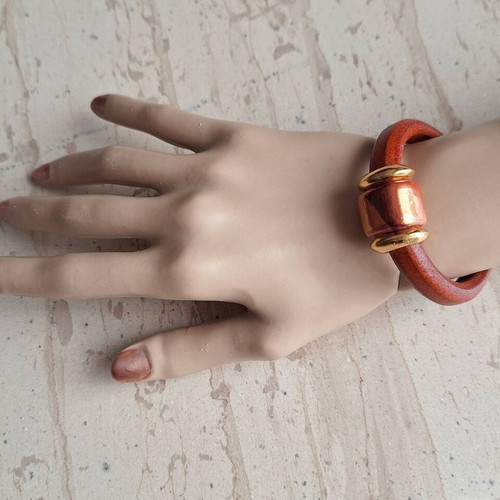 Handmade bracelet with leather and gold metal details