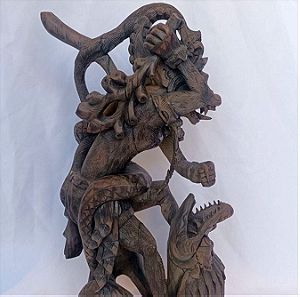Ξύλινο ινδικό γλυπτό με τον θεό HAnuman που μάχεται με εναν δράκο