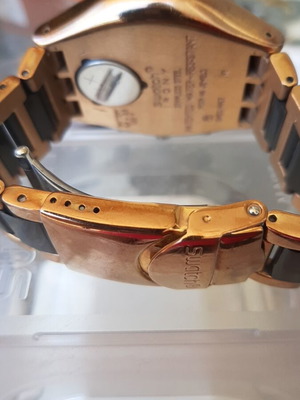 Swatch ρολόι ροζ χρυσό με μαύρο μπρασελέ