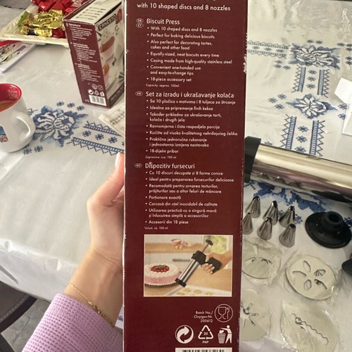 Biscuit press new with 10 shape discs and 8 decorating nozzles