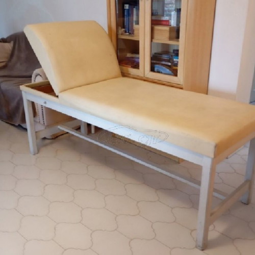 Professional massage bed for aesthetics, solid wood