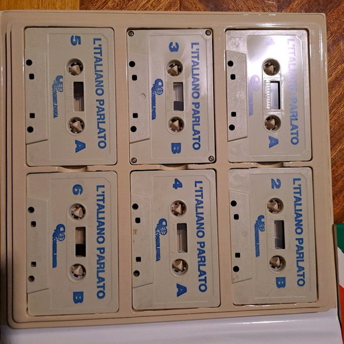 Cosmolingua Italian case like new with book and 12 cassettes