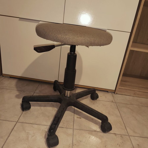 Swivel stool 55cm height, 40cm diameter with wheels