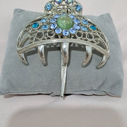 Metal hair clip vintage style with blue rhinestones like new