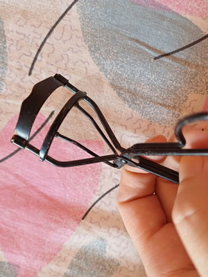 Eyelash Curler used