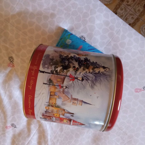Tin box like new decorated for biscuits