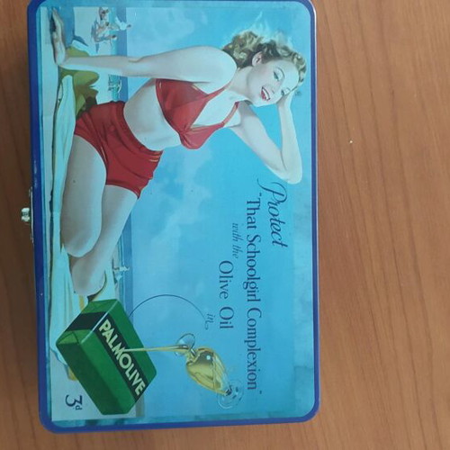 Palmolive metal box like new with safety clasp
