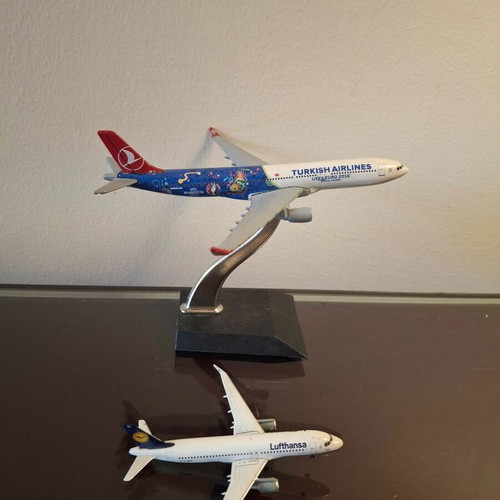 Set of 2 airplane models - Lufthansa and Turkish Airlines