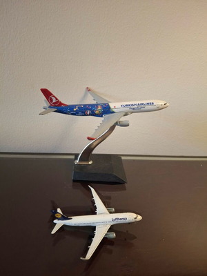 Set of 2 airplane models - Lufthansa and Turkish Airlines