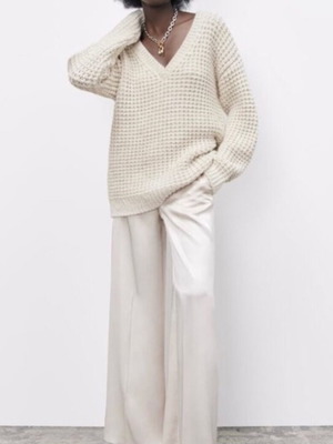 Zara beige sweater with V-neck, like new, oversized, very warm