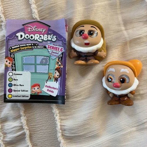 Disney Doorables new figures Happy and Sneezy