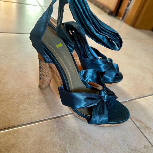 Women's sandals like new with fabric ribbons, size 39