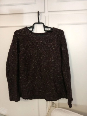 Burgundy knitted pullover with gold thread like new, M/L Atmosphere
