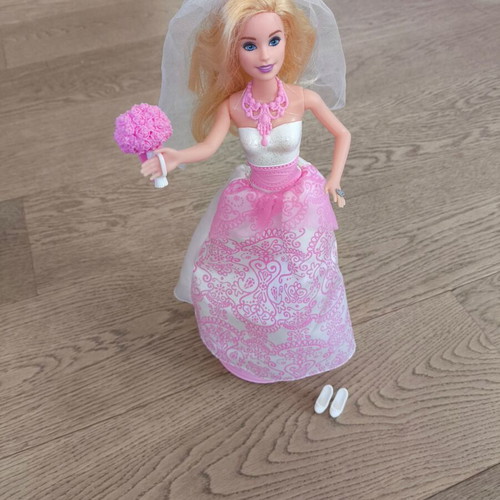 Barbie bride doll with bouquet and shoes like new