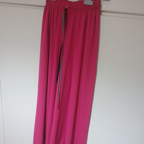 Set with lightweight fuchsia fabric, like new